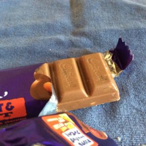 キャドバリー フルーツ ナッツ の濃いチョコバーを実食 チョコレート スイーツ実食 情報ブログ