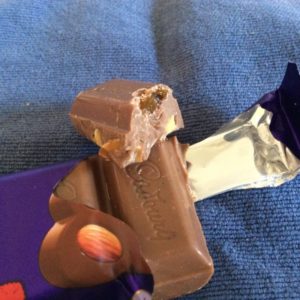 キャドバリー フルーツ ナッツ の濃いチョコバーを実食 チョコレート スイーツ実食 情報ブログ