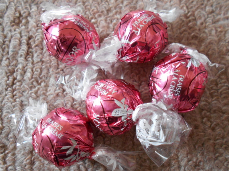 【リンツ】リンドール・ストロベリーで甘く滑らかなイチゴの風味を堪能する！ - チョコレート実食ブログ